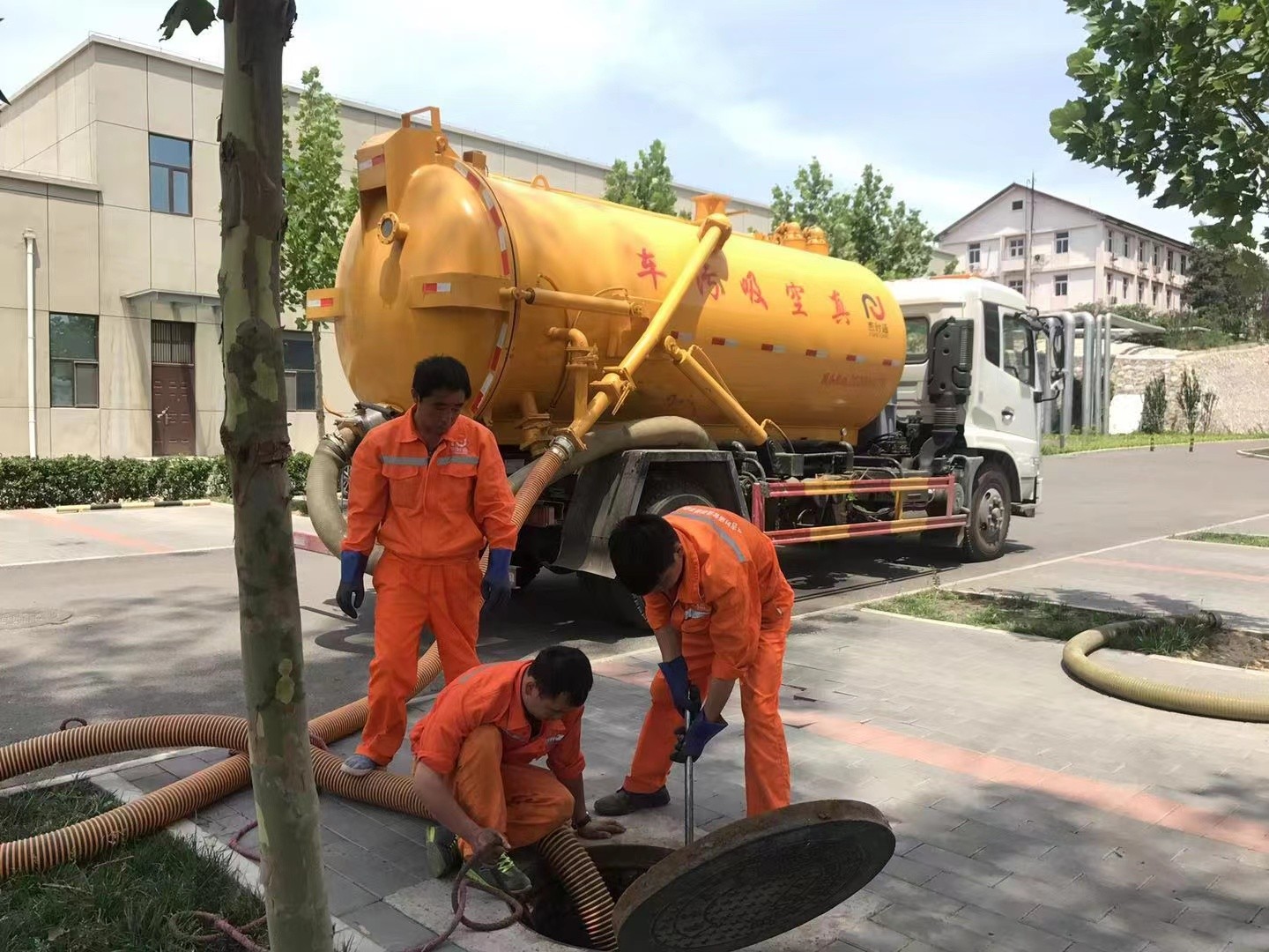 衡南管道疏通车停在窨井附近