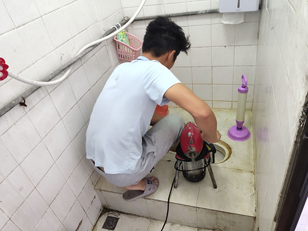 衡南管道堵塞冒臭气 专业师傅现场解决问题