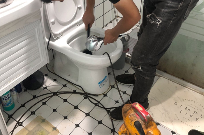 衡南马桶堵塞自己疏通还是找师傅?专业上门服务让你省时更省心